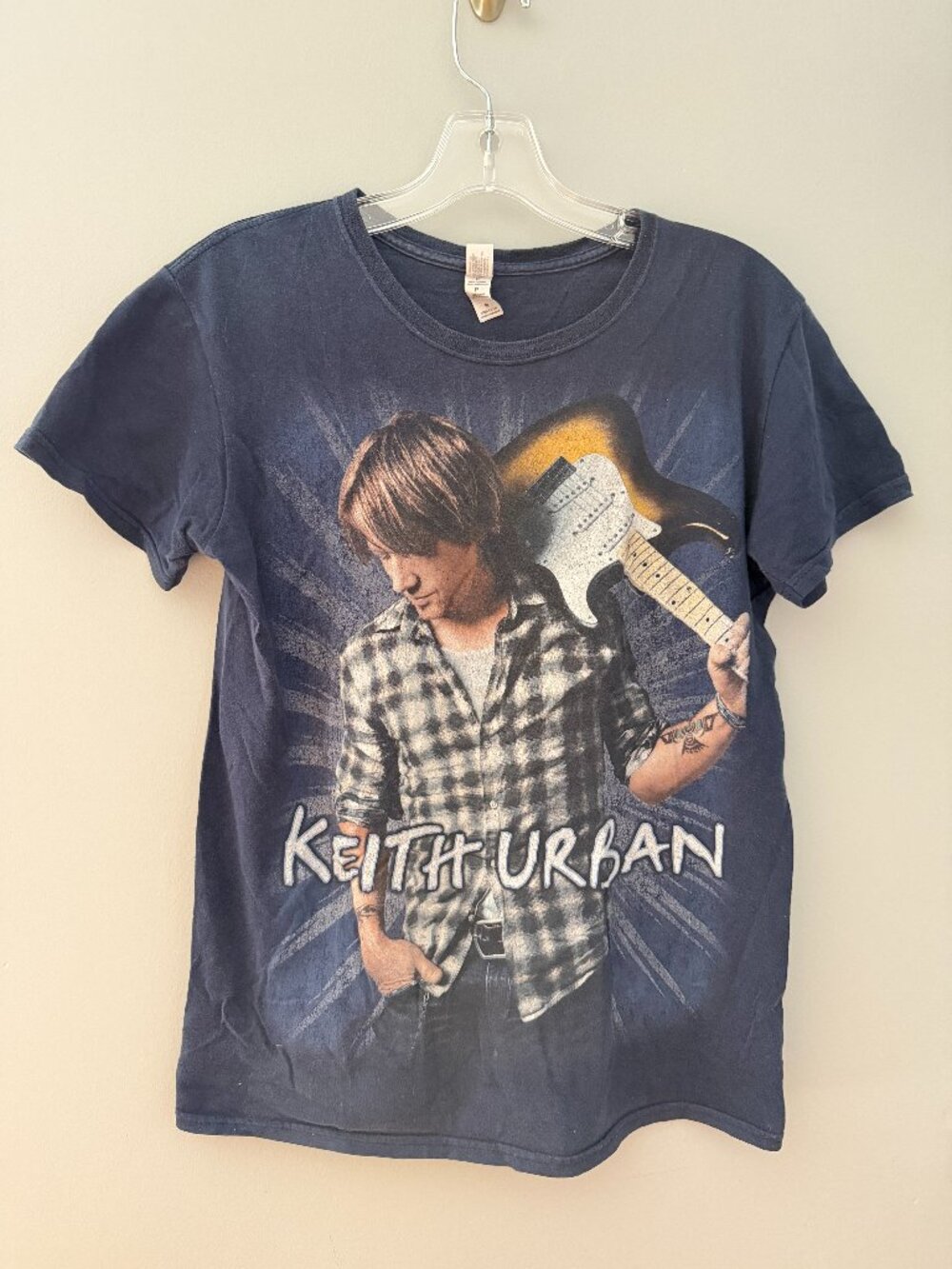 Keith Urban Summer Lovin' 2010 Concert T-Shirt Size Small Well-worn